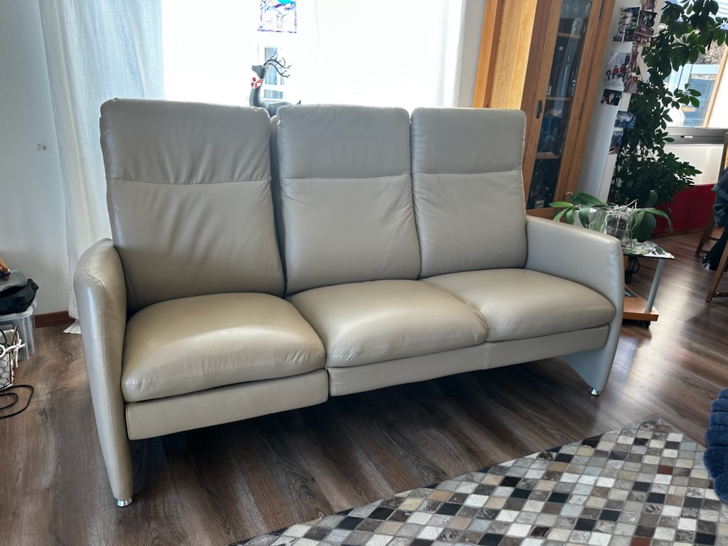 Fauteuil en cuir après restauration